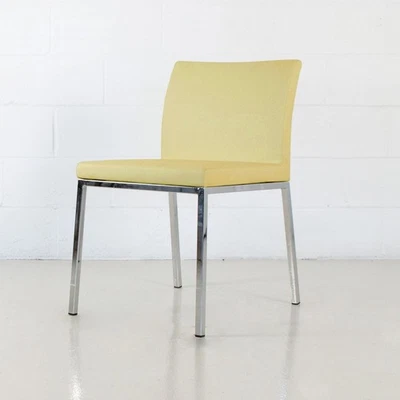 Silla de comedor moderna de cuero Kahlo Mid-Century Foto 1 de 4