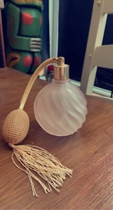 Beautiful True Vintage Refillable Bottle - Picture 1 of 2