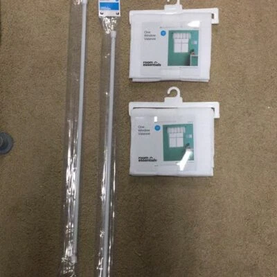 Dos valencias de ventana blancas y dos varillas de tensión de resorte de Target - ¡NUEVO! Foto 1 de 2
