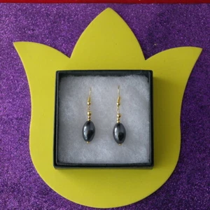 HERMOSOS PENDIENTES ENCHAPADOS EN ORO CON HEMATITA 6,7 Gr. 3 cm. CAJA DE REGALO LARGA - Imagen 1 de 6