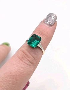 Ladies Vintage 9ct Gold Dress Ring With Green Emerald Cut Glass Size K - Picture 1 of 5