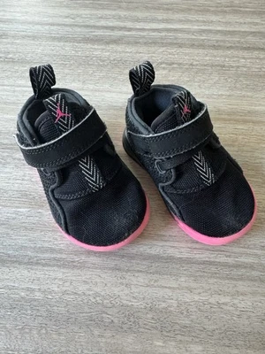 Jordan’s negro y rosa - niño pequeño - talla 3c Foto 1 de 4