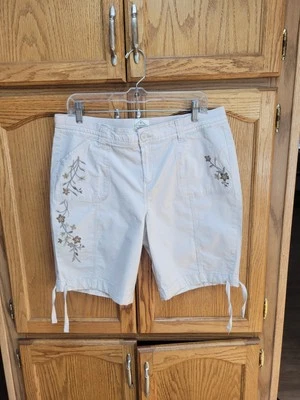 Шорты бежевые с цветочным узором с большими карманами от St. John's Bay размер 12P внутренний шов 9 дюймов - Изображение 1 из 4