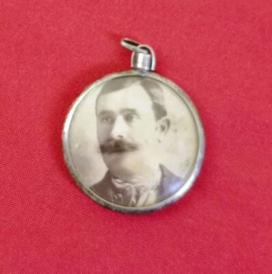 Ciondolo antico con foto ritratto d’epoca fine Ottocento portafoto da collezione - Immagine 1 di 2