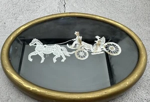 Pintura ovalada de encaje en estilo victoriano, bordado caballo y carruaje vintage - Imagen 1 de 10