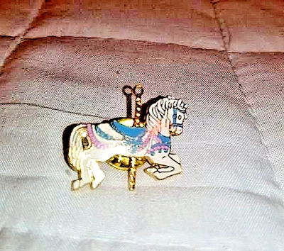 Pin de solapa esmaltada de caballo carrusel tono dorado pastel alegre y redondo corbata sombrero prendedor Foto 1 de 2