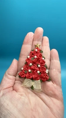 Винтажная брошь Avon Christmas Tree с красными розами и искусственным жемчугом из смолы *сломанная застежка* - Изображение 1 из 4