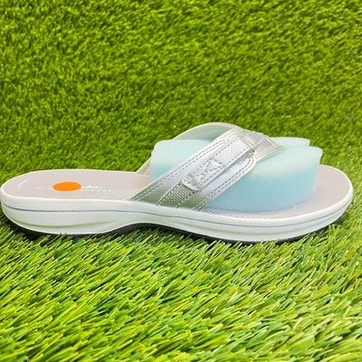 Sandalias chanclas Clarks Breeze para mujer talla 7 plateadas para caminar al aire libre Foto 1 de 4