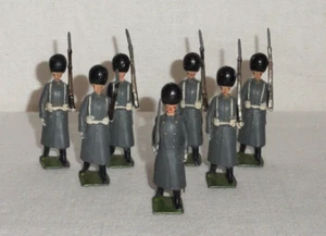 Britains Grenadier Guards ~ 7 graue Mäntel 3 mit Musketen 1 mit Schwert ~ Originallack - Bild 1 von 9
