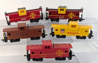 Bachmann 999628 Santa Fe, 207 Union Pacific Lot of 5 Wide Vision Caboose HO - Image 1 of 4