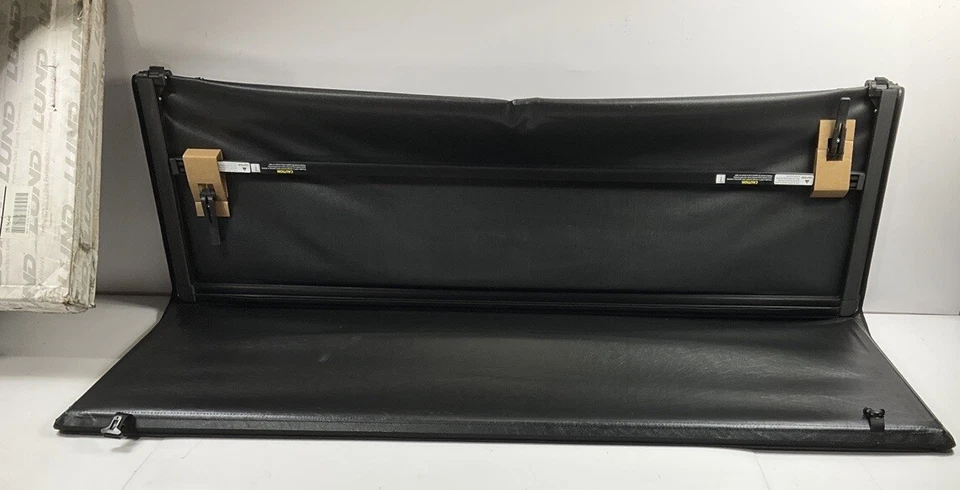 Lund 950172 Soft Tri-Fold Truck Bed Tonneau Cover 2015-2020 F-150 5'7" Bed Foto 1 de 4