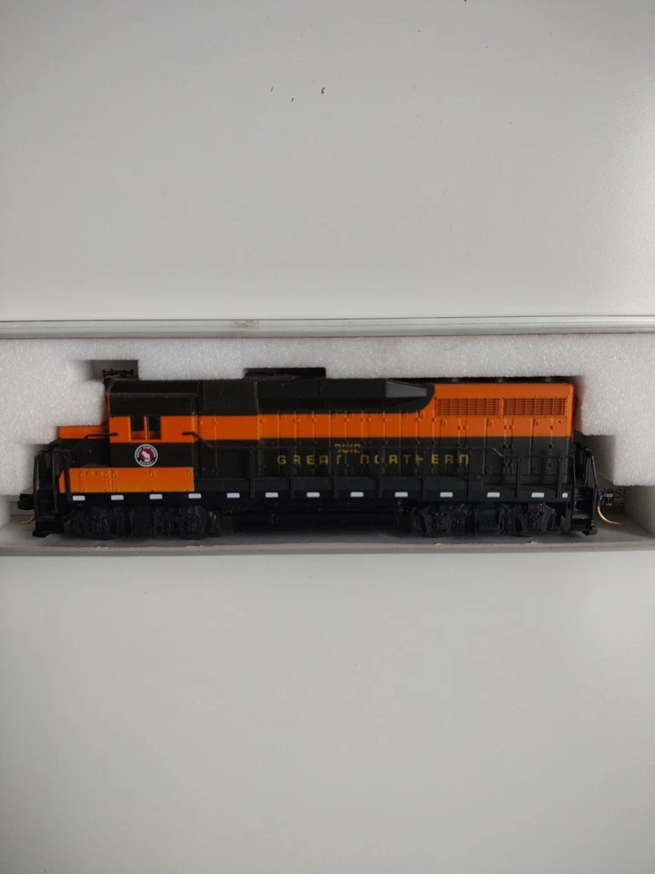 ATLAS N Scale Great Northern Locomotive EMD GP30 #4731 RD# 3012 - Image 1 of 4