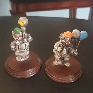 Silberne Zinn Clown Figuren mit Luftballons Kugel Hut George guter Holzsockel - Bild 1 von 10