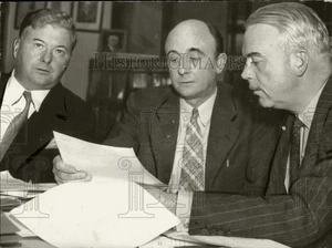Pressefoto Charles A. Harnett von 1936 mit staatlichen Verkehrskommissaren bei Sitzung - Bild 1 von 2