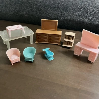 Lote de 8 aparadores, mesa, MARX y + muebles de plástico miniatura aleatorios para casa de muñecas Foto 1 de 4