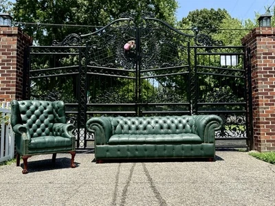 Винтажный тафтинговый зеленый кожаный диван Chesterfield и кресло с высокой спинкой и крылом - Изображение 1 из 4