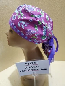 Floral Plum Damen Pferdeschwanz OP Peeling Hut/Kappe Handarbeit - Bild 1 von 7