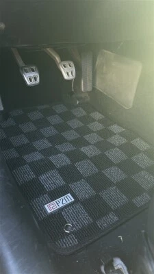 Напольный коврик P2M Checker Race для Chevrolet Corvette C5 97-04 только передний темно-серый - Изображение 1 из 4