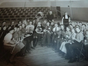 Foto antigua de Chester High School Band 1937 instrumentos con cuernos - Imagen 1 de 10
