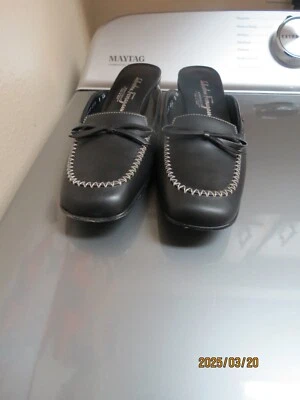 SALVATORE FERRAGAMO NEGRO PUNTERA CUADRADA SIN CORDONES MULAS ARCO ADORNO MUJER TALLA 8 4A NUEVO Foto 1 de 4