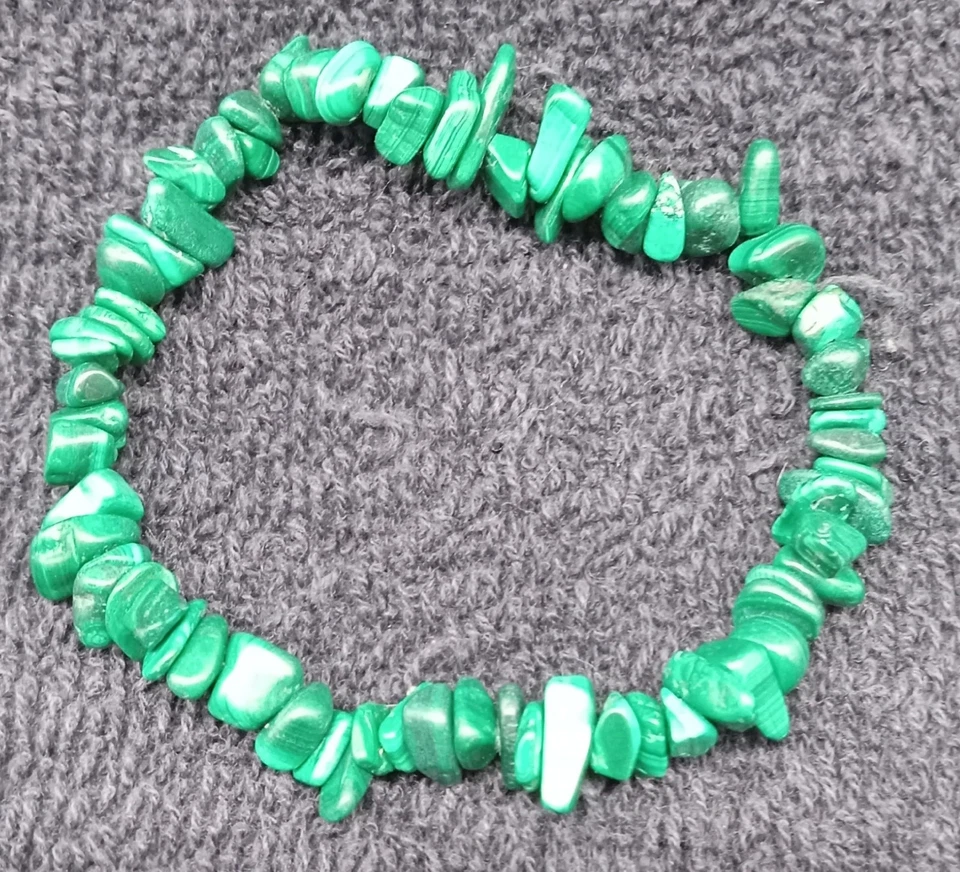 Pulseras elásticas elásticas con astillas de piedra de malaquita verde hechas a mano calidad superior Foto 1 de 1