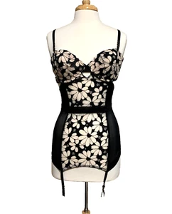 NWT Victoria's Secret Lingerie Merry Widow Corset Garter Bustier Size 36D - Picture 1 of 13