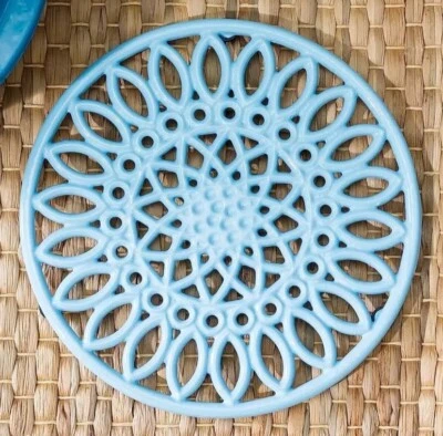 NUEVO Home Basics Remache de Hierro Fundido - Estilo Girasol Azul Claro con Pies Antideslizantes Foto 1 de 4