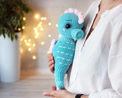 Juguete de peluche de caballito de mar de ganchillo hecho a mano - peluche amigurumi suave, mar del océano Foto 1 de 4