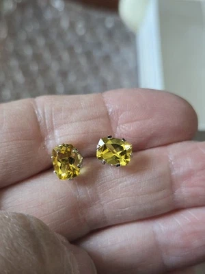 Aretes rectangulares de berilo amarillo natural y oro blanco de 14k Foto 1 de 2