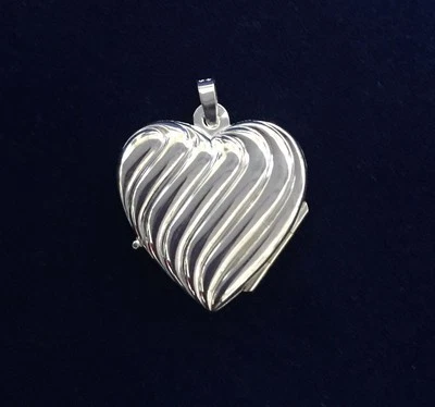 NEW Sterling Silver Heart Locket Pattern Shiny Memories Photos Family Portrait  - Image 1 of 3