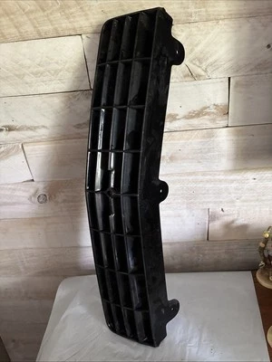 OEM 1987-1996 Chevrolet Beretta parrilla negra GM 5094 Foto 1 de 4