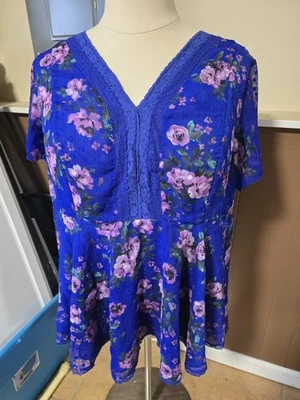 Top con inserción de encaje de punto de gasa peplum floral púrpura tórrido talla grande 4X Foto 1 de 4