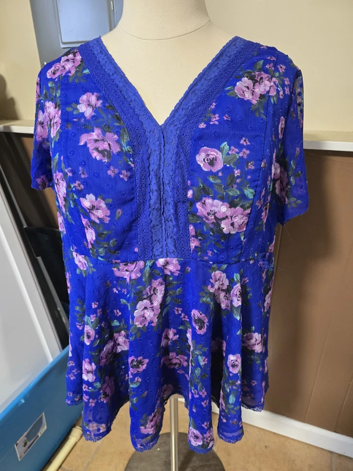 Top con inserción de encaje de punto de gasa peplum floral púrpura tórrido talla grande 4X Foto 1 de 4