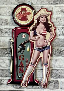 Blechschild Cowgirl geprägt  Zapfsäule Gas Station USA  Pin-Up 63x58cm - Bild 1 von 6