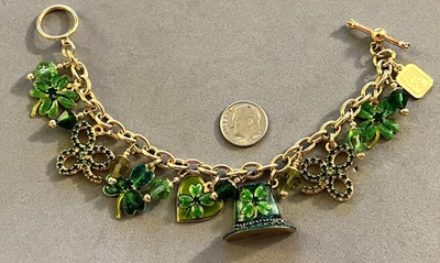 Pulsera LUNCH AT THE RITZ LATR2GO Esmalte Verde Irlandés Estrás Cuelga Dijes Foto 1 de 4