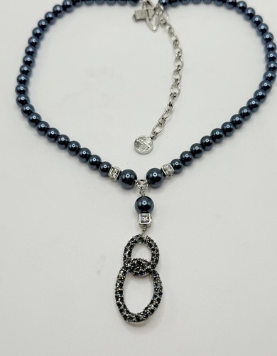 Givenchy Collana di perle di pavone e cristallo tono argento con chiusura a scatto 4G 16 in