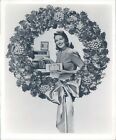 1942 Press Photo Beautiful Woman Wreath Cash Register Money