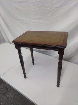 Vintage Wooden Side Table with Tooled Leather Top – Turned Legs – Occasional... - Image 1 of 4