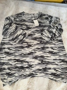 Green Envelope 2X Shark Bite Top Shirt Asymmetrical Hem Grey Camouflage Camo NWT - Picture 1 of 8