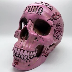 TATTOO FUND SCHÄDEL GELDBOX GOTHIC TRIBAL SCHWARZ ROSA BLAU KNOCHEN NEMESIS JETZT BRANDNEU IN VERPACKUNG - Bild 1 von 6
