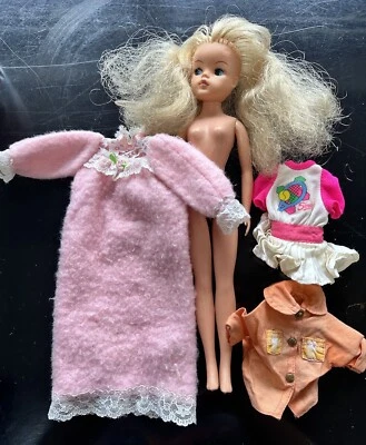 Boneca vintage Sindy 2ª geração 033055X com roupas - Imagem 1 de 4