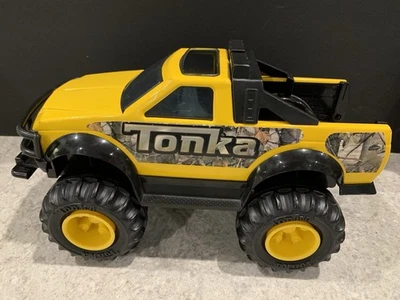 Camioneta pickup Tonka amarilla y camuflaje 4x4 2012 acero y plástico Foto 1 de 4