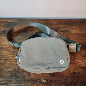 Lululemon Everywhere Gürteltasche in Olivgrün Grau - Bild 1 von 6