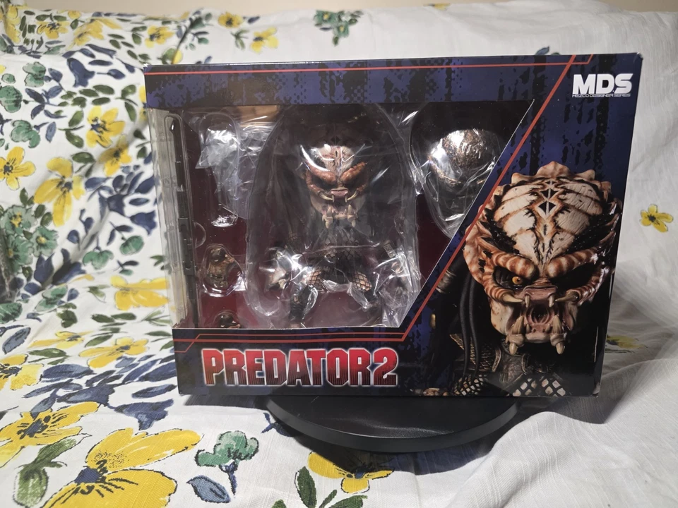 Figura Mezco Toyz Designer Series MDS Predator 2 Deluxe City Hunter - Sellada Foto 1 de 3