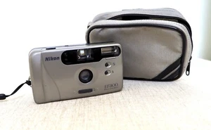 Macchina fotografica e custodia vintage Nikon EF 300 35mm pellicola punta e scatta - Foto 1 di 4