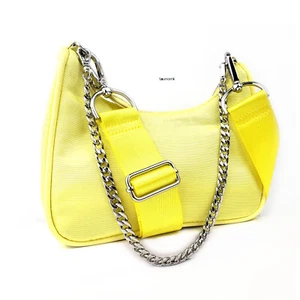 Hellgelbe wandelbare Athleisure Umhängetasche Kette Tasche, Urban Outfitters $ 49 - Bild 1 von 8