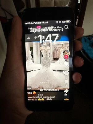 iphone 8 usado desbloqueado parte posterior del teléfono está agrietada pero todo sigue siendo utilizable Foto 1 de 3