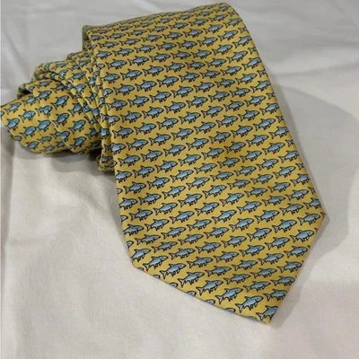 Corbata 100 % seda con estampado de tiburón amarillo y azul Vineyard Vines Foto 1 de 4