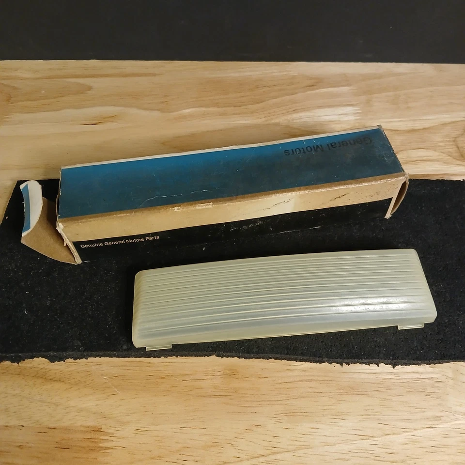 Chevrolet Corvette 1963-1967 luz interior domo lente GM # 4837868 NOS OEM Foto 1 de 3