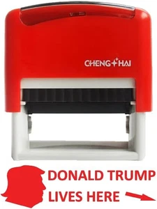 Donald Trump lebt hier Briefmarke Trump Fanartikel Merch Geschenk Büro Neuheit Sel... - Bild 1 von 4